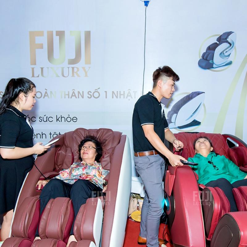 Khách hàng tự mình trải nghiệm ghế massage tại gian hàng Fuji Luxrury 