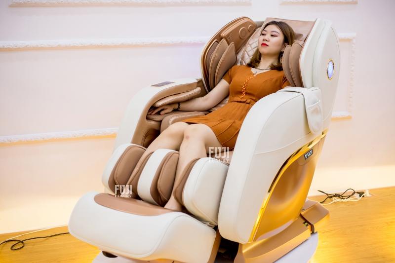 Sử dụng ghế massage toàn thân có chế độ sưởi ấm nhiệt hồng ngoại