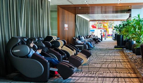 Ghế massage bỏ tiền chuyên dụng đặt tại sân bay phục vụ hành khách.