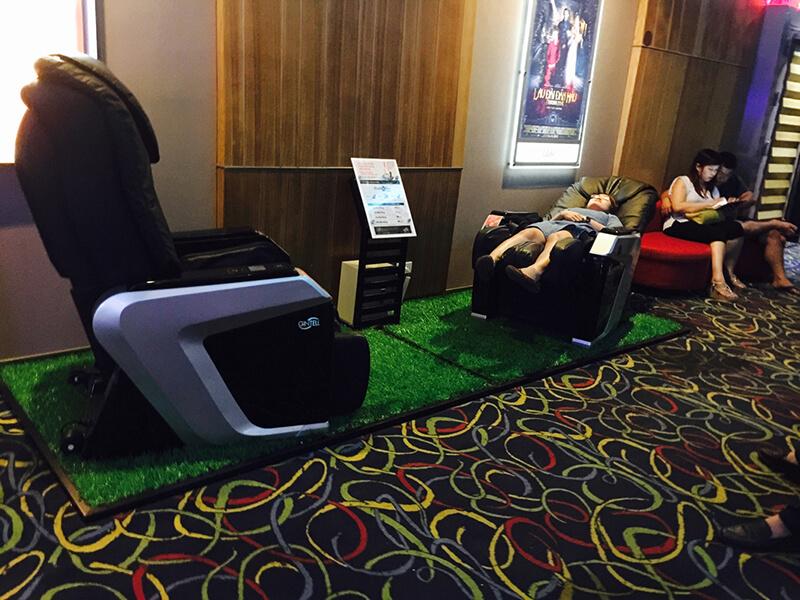 Ghế massage tự động tính tiền ở rạp chiếu phim.