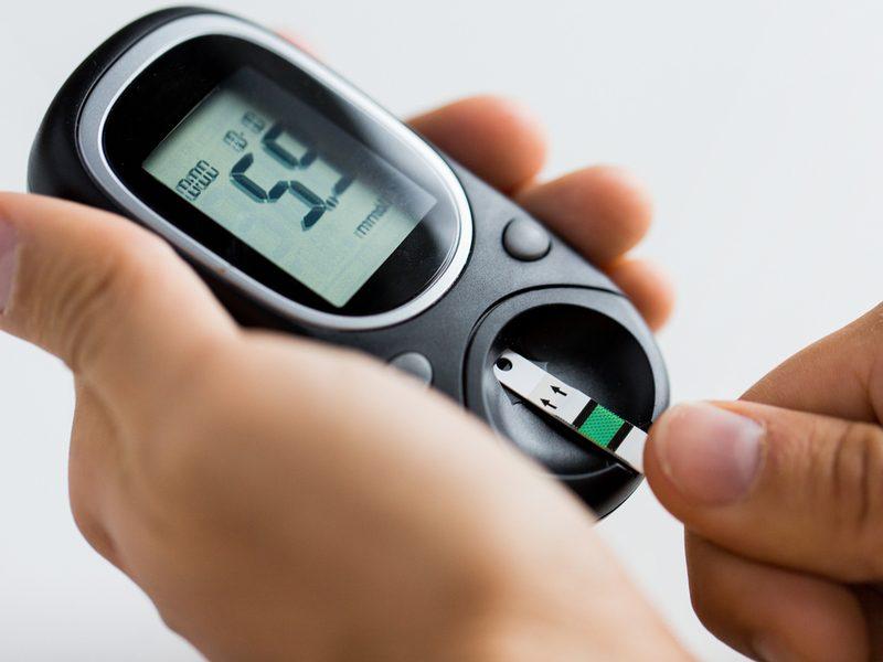 Máy đo đường huyết giúp cha mẹ phòng tránh nhiều căn bệnh tuổi già