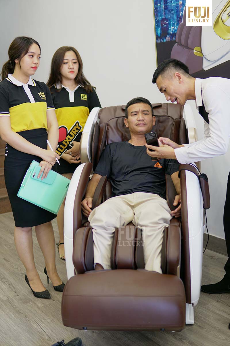 Khách hàng trải nghiệm ghế massage tại Vinh, Nghệ An