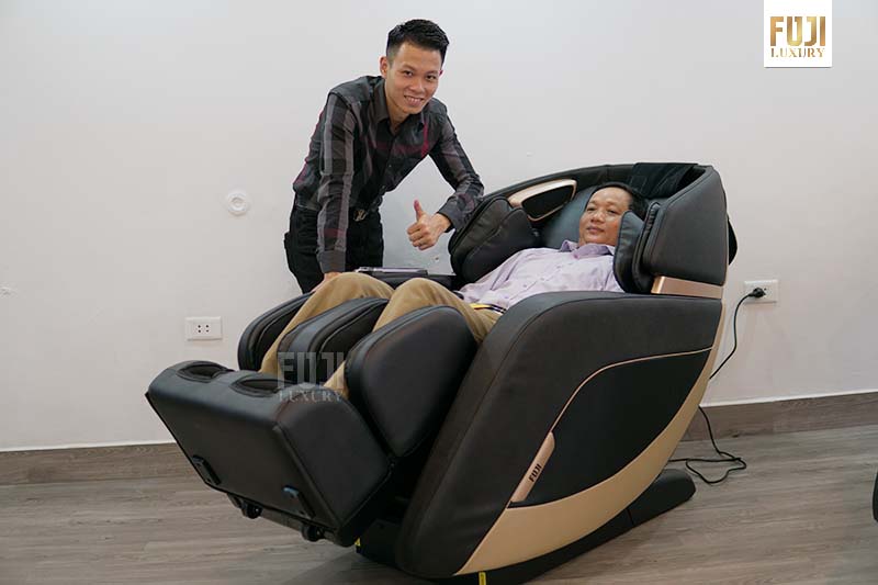 Khách hàng trải nghiệm ghế massage ở Vinh