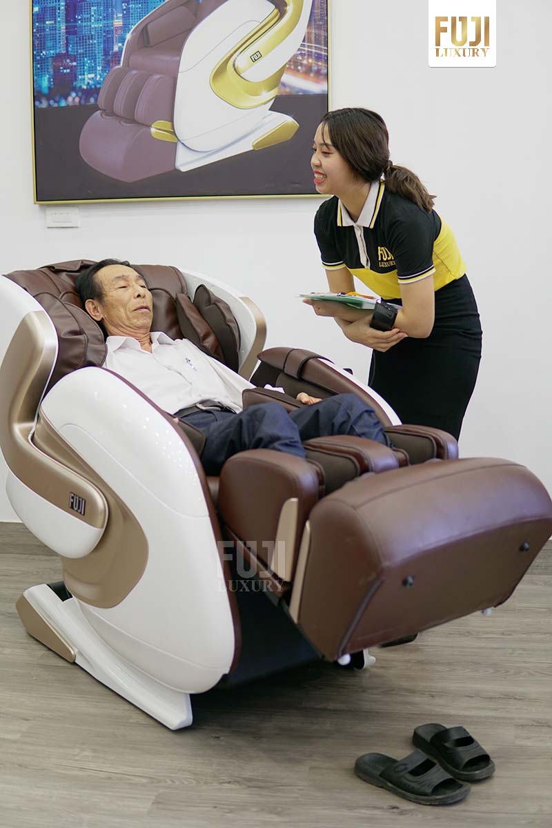 Khách hàng trải nghiệm ghế massage Fuji Luxury tại Vinh