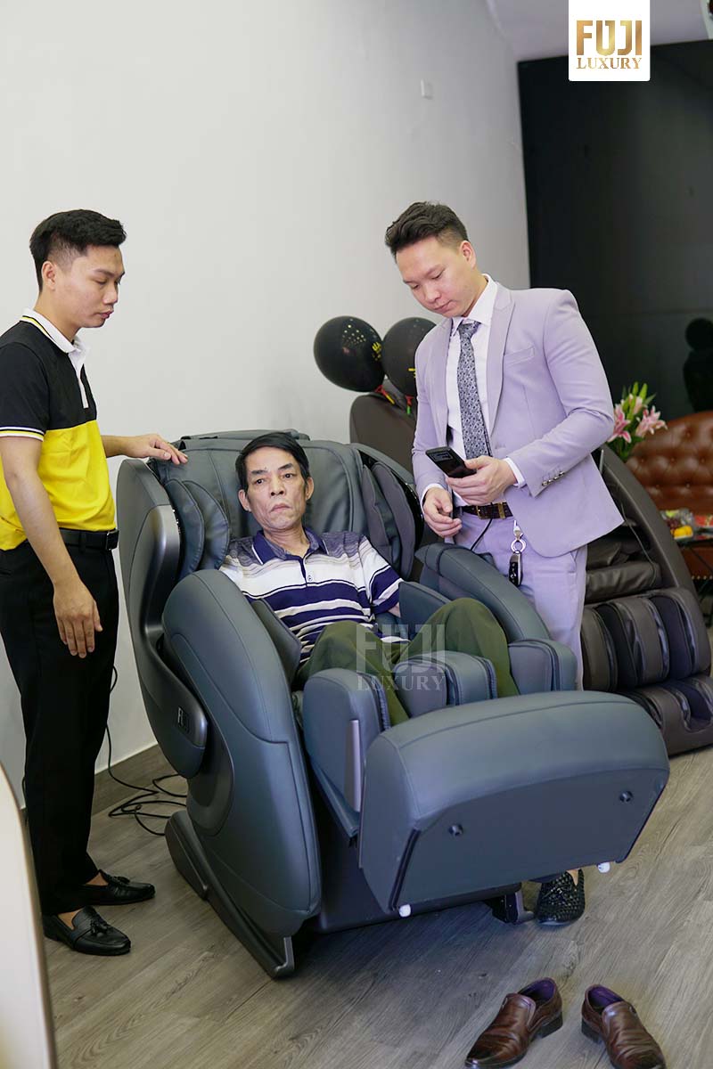 Khách hàng trải nghiệm ghế massage tại Vinh