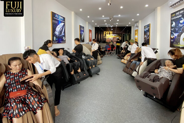 Khách hàng trải nghiệm ghế massage tại showroom Fuji Luxury