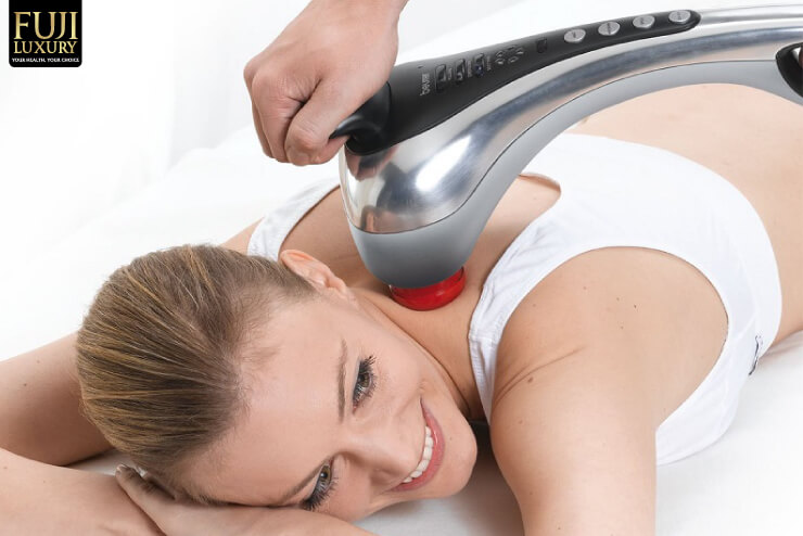Massage lưng cầm tay khá tiện lợi, có thể cầm theo và sử dụng mọi lúc