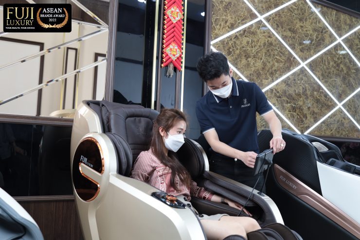 Bạn nên đến các showroom ghế massage uy tín như Fuji Luxury để ngồi trải nghiệm ghế massage 
