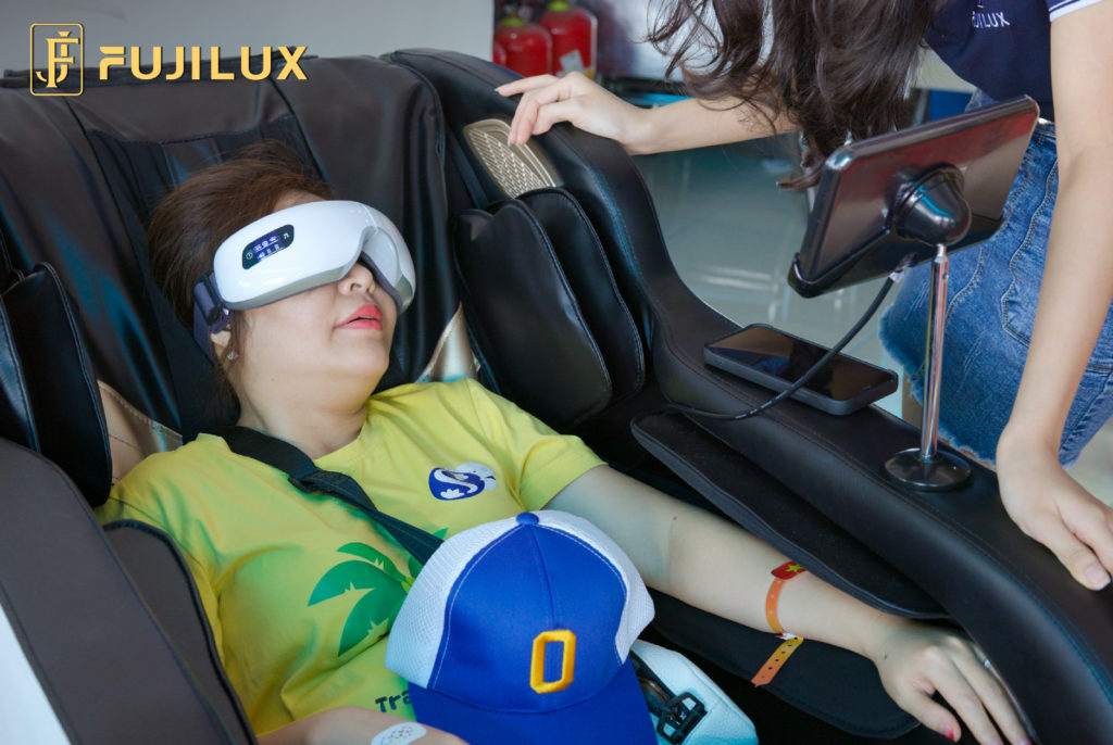 Ghế massage Fuji Luxury cùng các Banker Shinhan thư giãn trước và sau trận đấu