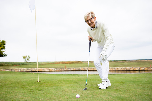 Tỉ lệ cao các golfer trung niên, lớn tuổi bị đau đầu gối khi chơi golf