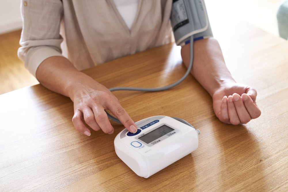 Máy đo huyết áp giúp theo dõi các chỉ số đường huyết của ba mẹ lớn tuổi
