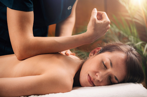 Kỹ thuật massage ấn khuỷu tay lâu đời của phương pháp massage Trung Quốc