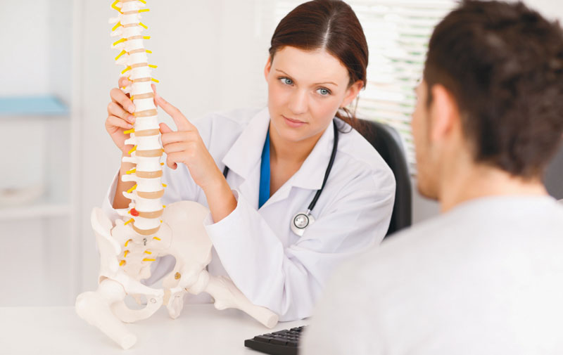 Cần đến gặp bác sĩ để được chẩn đoán kịp thời nếu cơn đau lưng diễn ra dai dẳng