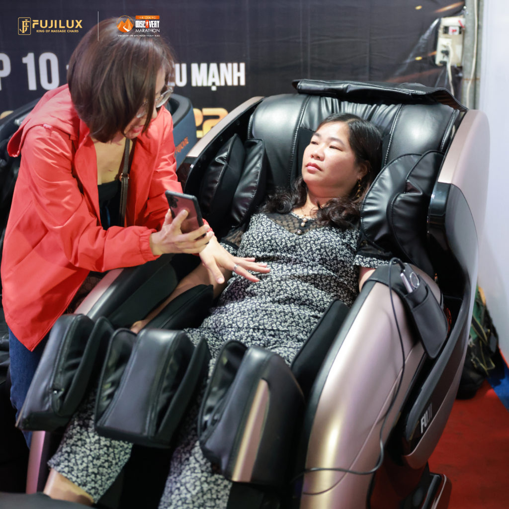 Người dân tỉnh Hà Giang trải nghiệm ghế massage Fuji Luxury