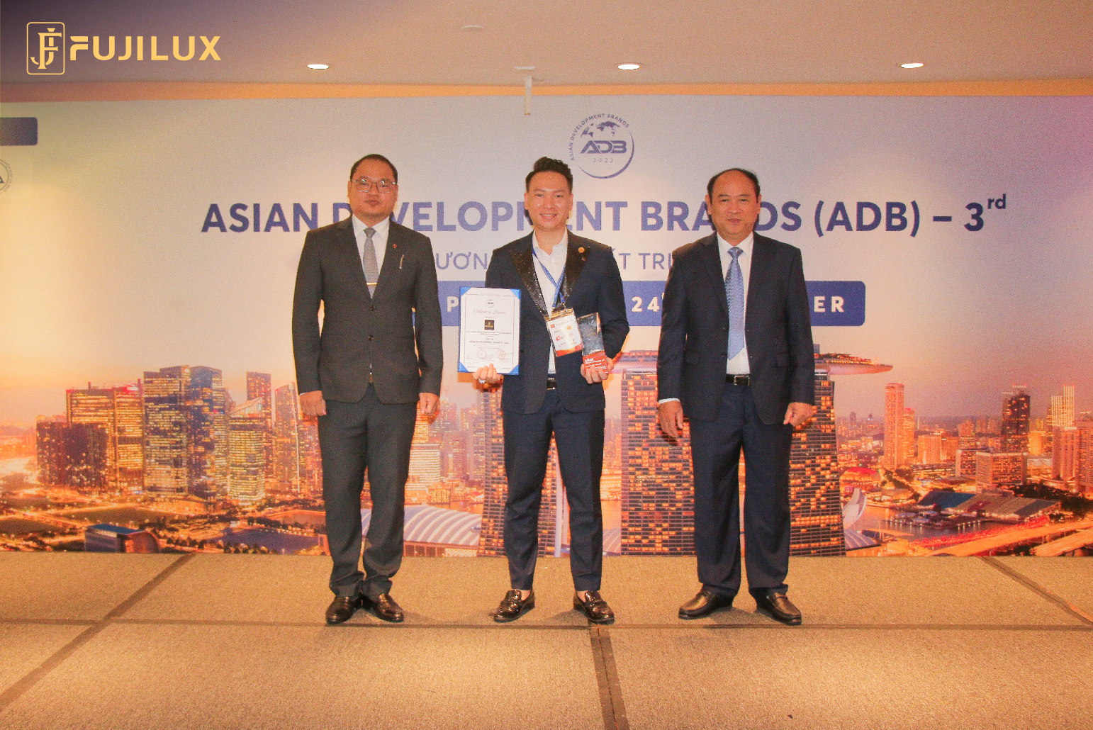 Ông Nguyễn Duy Tông – TGĐ Công ty Cổ phần Đầu tư Thương mại Quốc tế Fuji Luxury Group đại diện cho công ty nhận giải thương trong buổi lễ