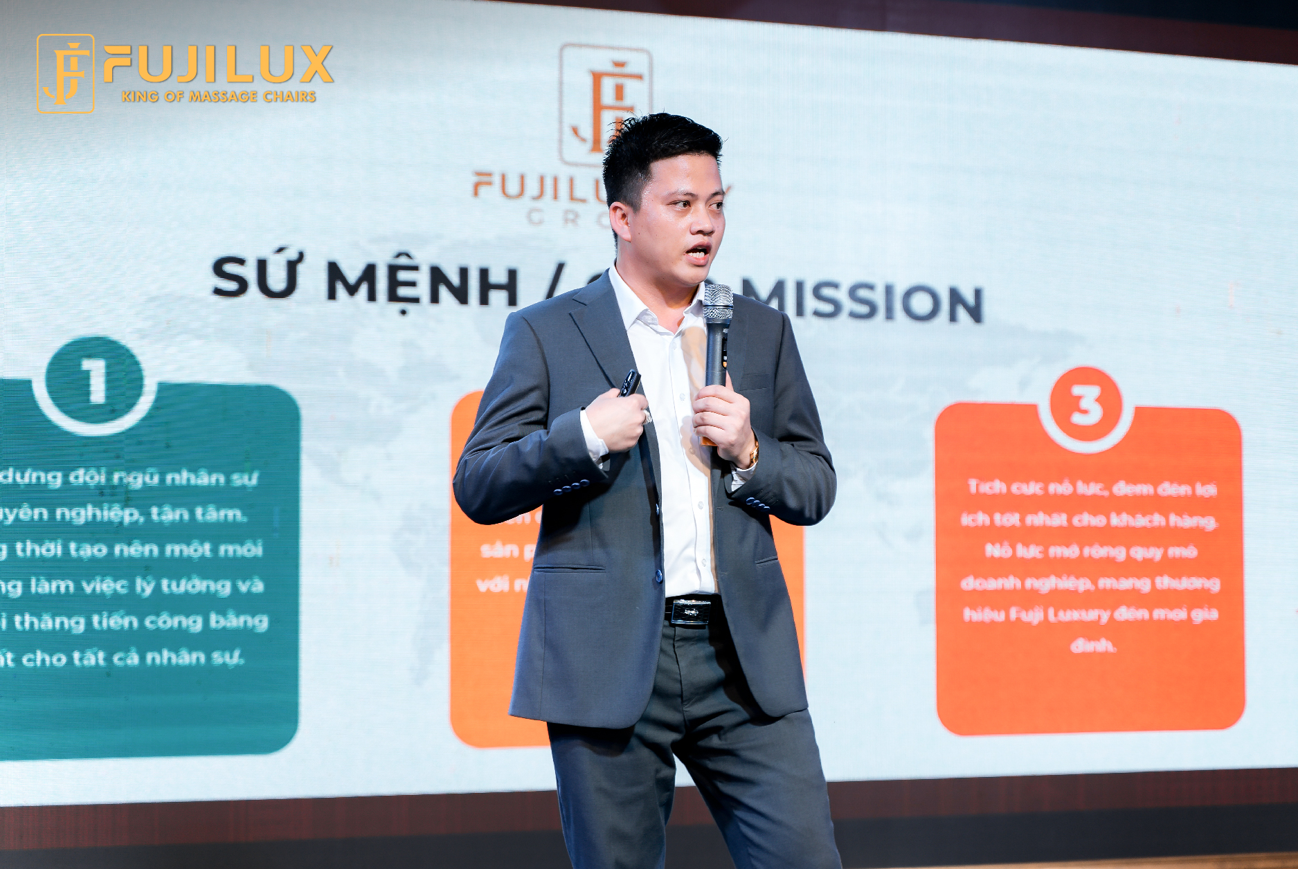 Ông Chu Quang Huy - Đại diện Fuji Luxury Group có những trao đổi kinh nghiệm về kỹ năng bán hàng