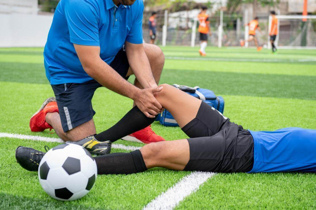 Cần xử lý kịp thời khi gặp chấn thương trong bóng đá
