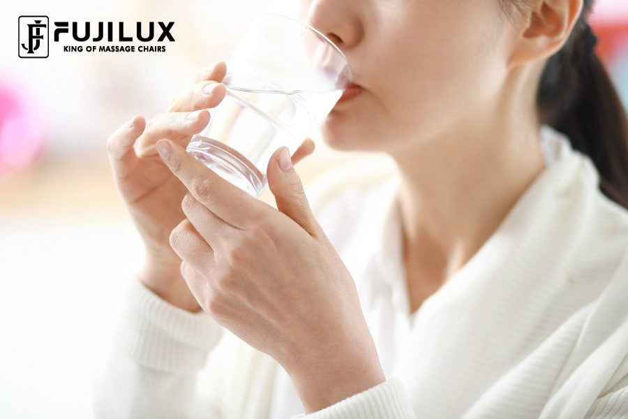 Uống đầy đủ nước tiếp tục giúp cho bạn giới hạn hiện tượng đau nhức cơ